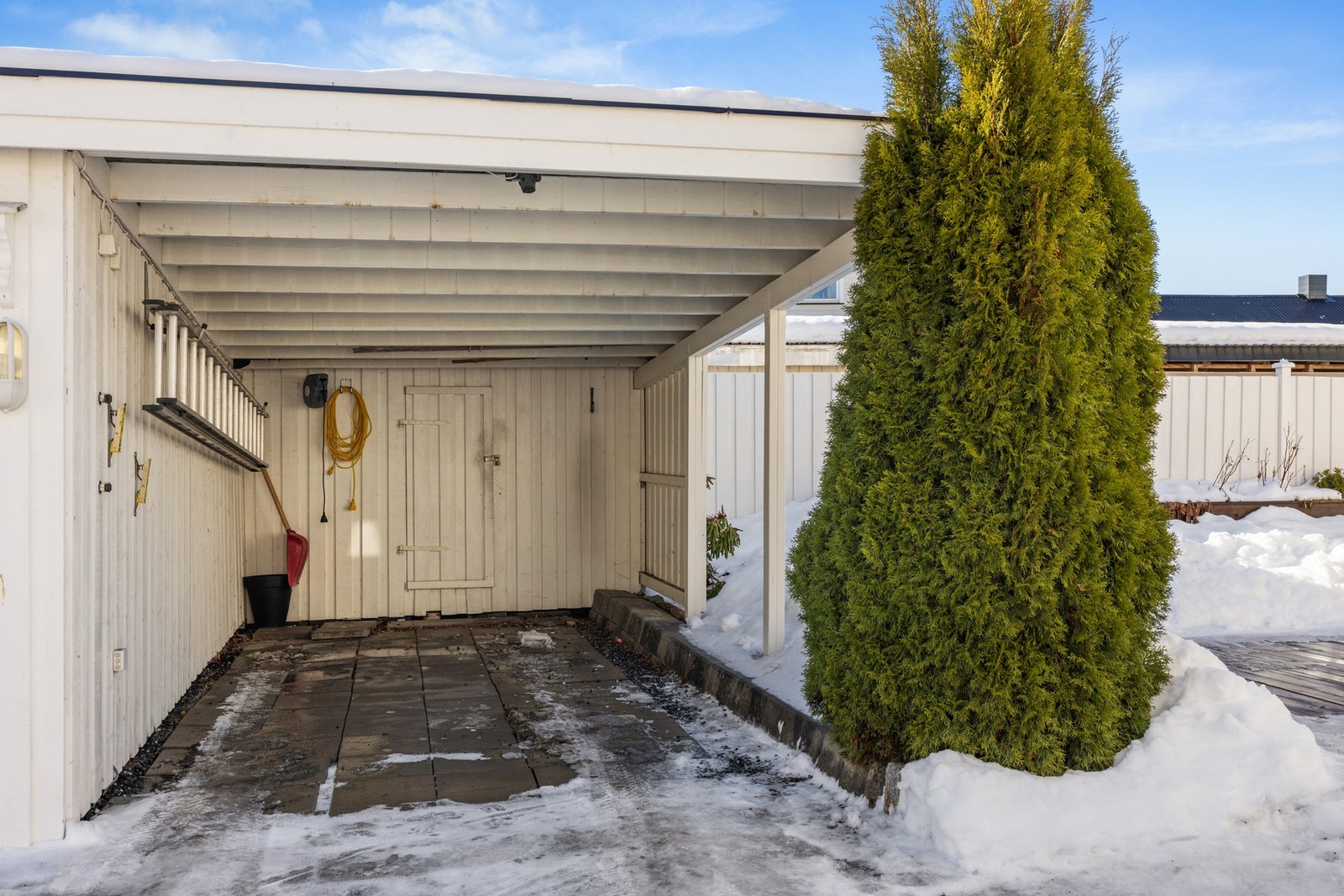 Carport med El-bil lader montert i 2022. Galleribilde