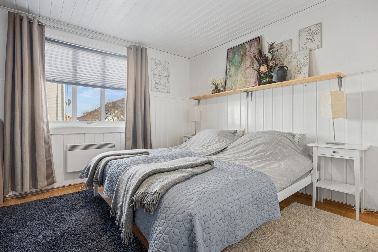 Boligen har 3 romslige soverom med god plass til dobbelseng og garderobe. Galleribilde