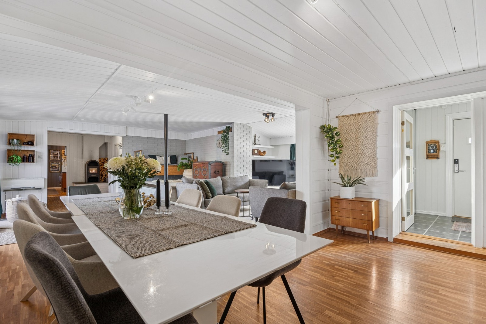 Boligen har fin romløsning med naturlig plassering av spisebord. Galleribilde