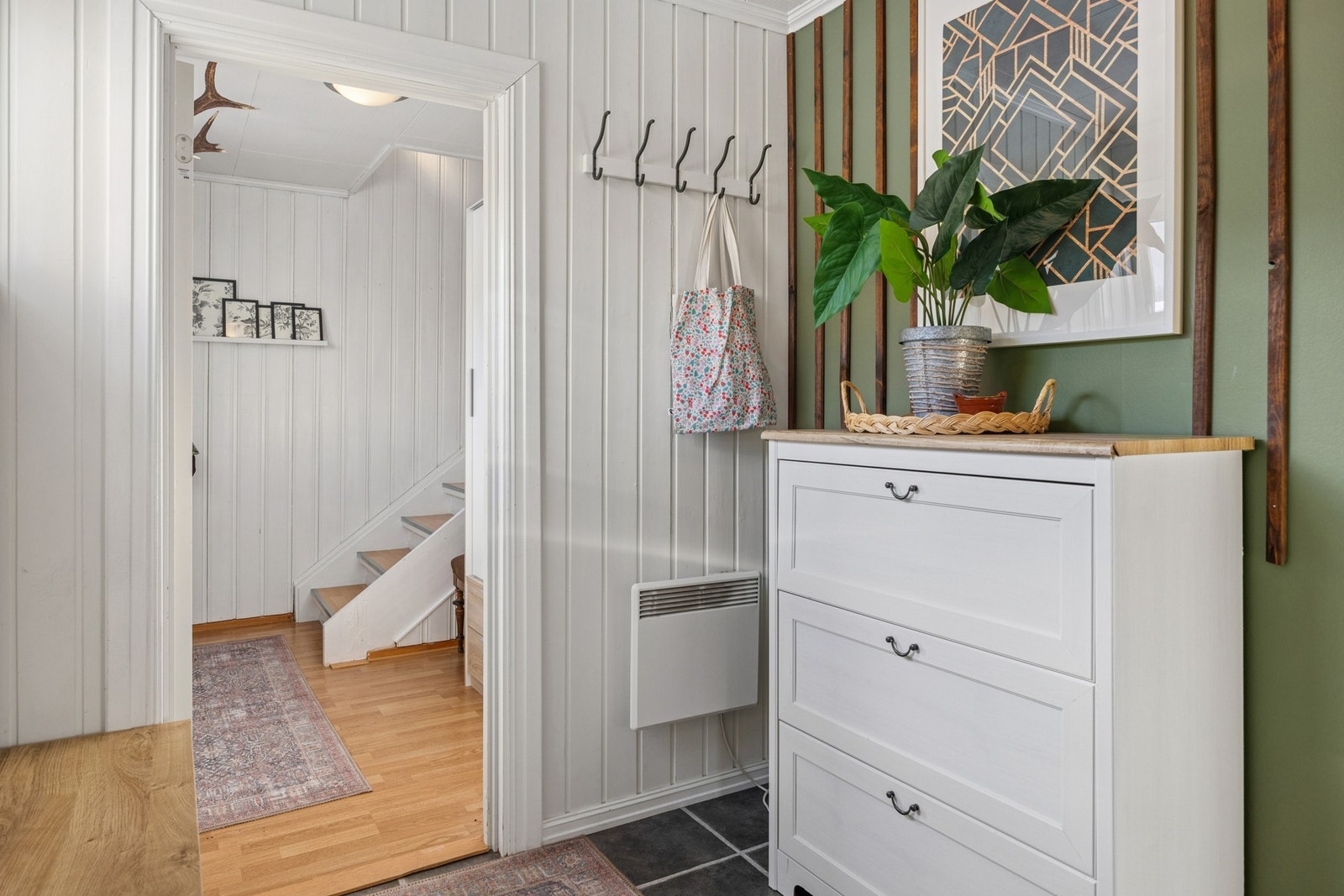 I gangen er det satt inn skyvedørsgarderobe så her er det god plass til oppbevaring. Galleribilde