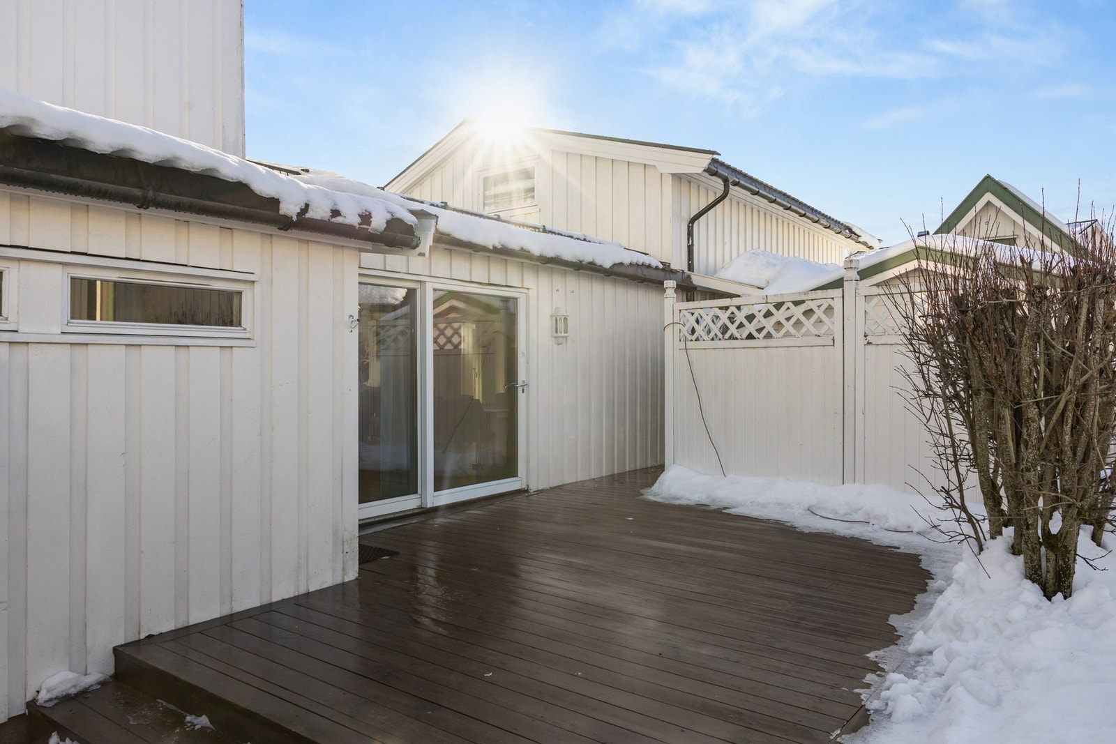 Det er kort og trygg skolevei til både barne- og ungdomsskole. Det er flere barnehager i nabolaget. Galleribilde