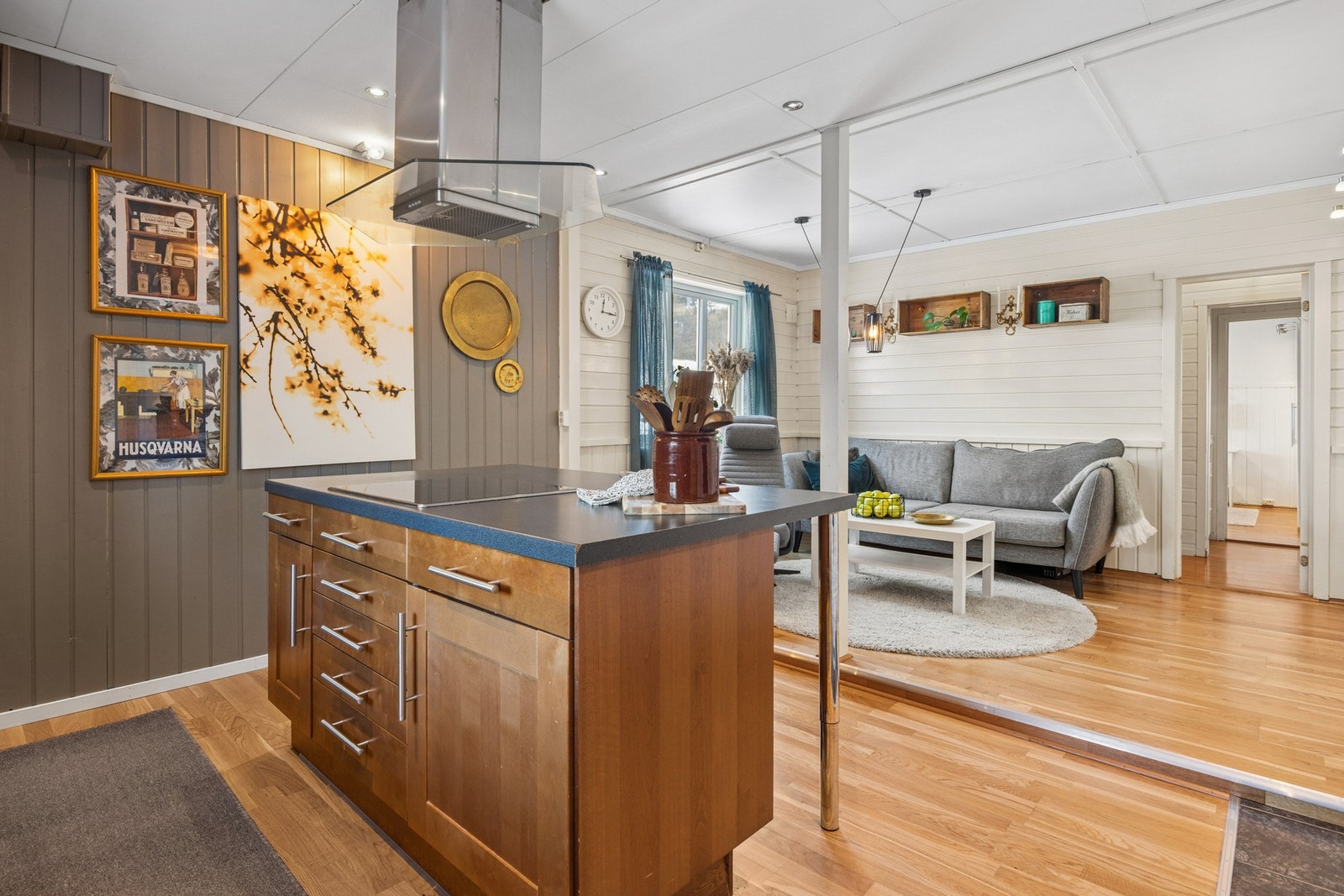 Det er integrert platetopp på kjøkkenøyen og kjøkkenventilator med avtrekk ut. Galleribilde