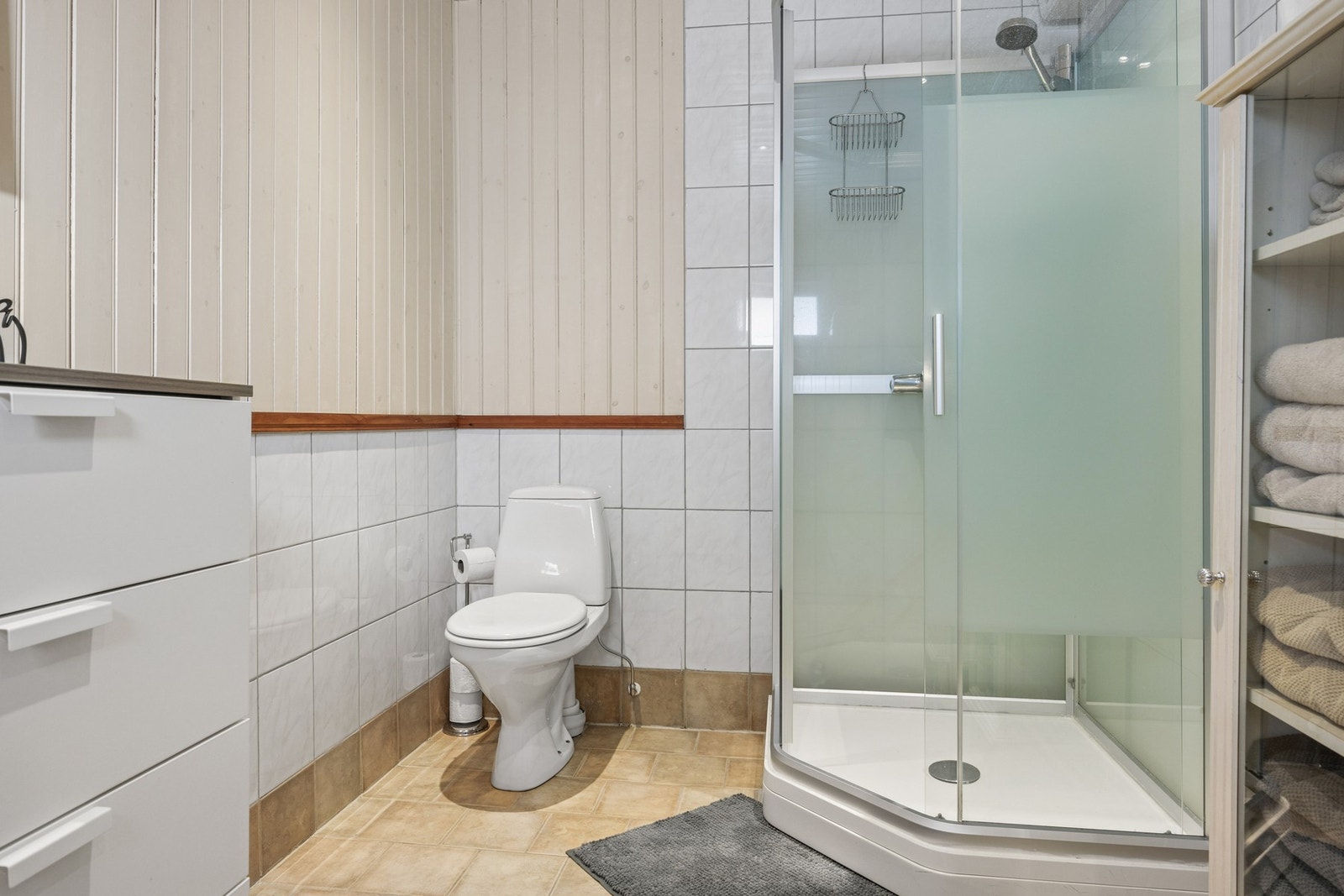 Badet er på 7 kvm og har varmekabler i gulv. Galleribilde