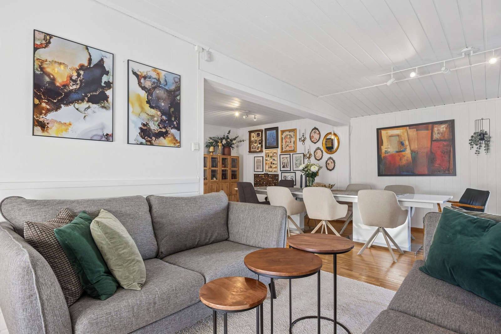 Boligen er på 209 kvm og strekker seg over 2 plan. Galleribilde