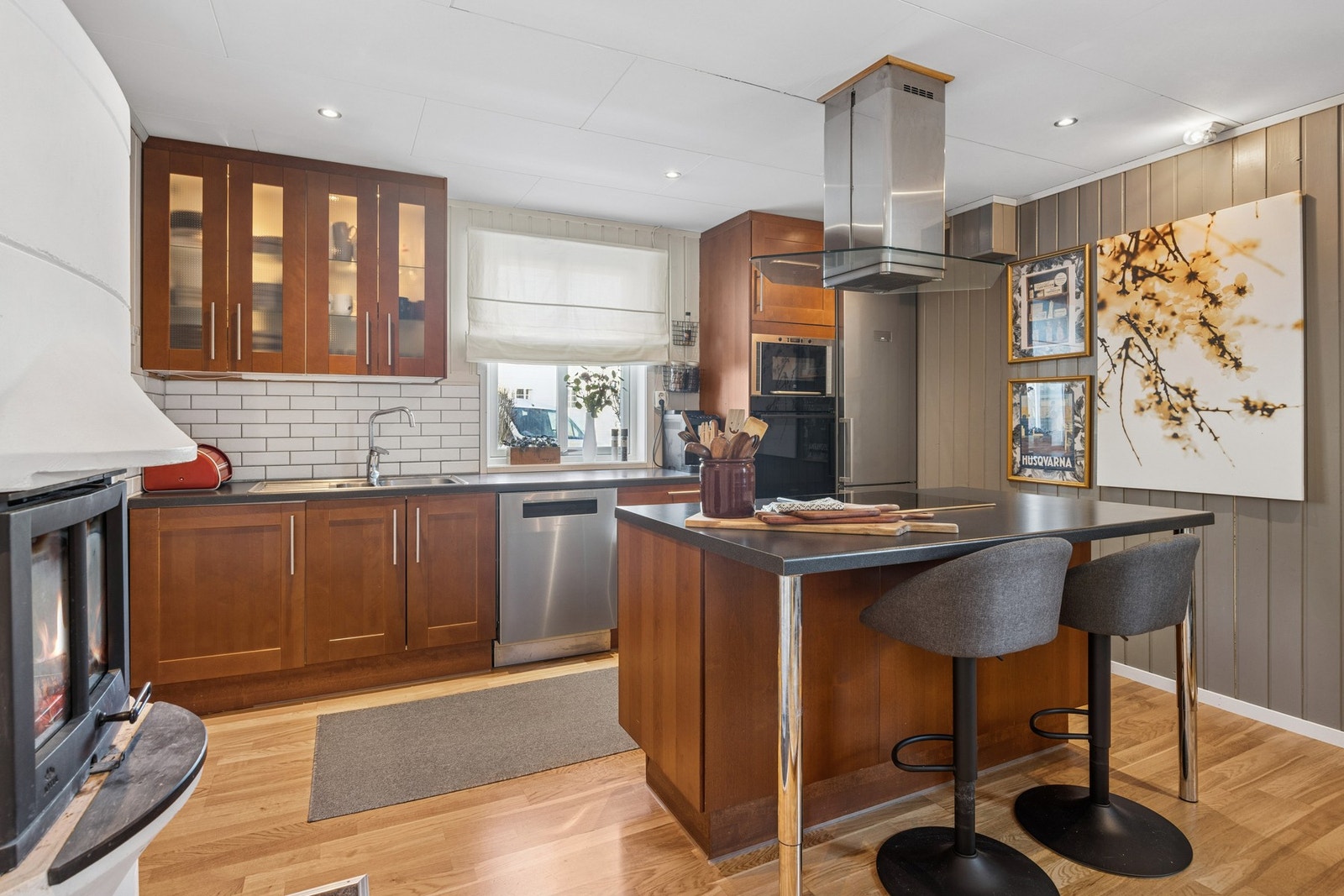 Pent kjøkken med mye skap- og benkeplass. Galleribilde