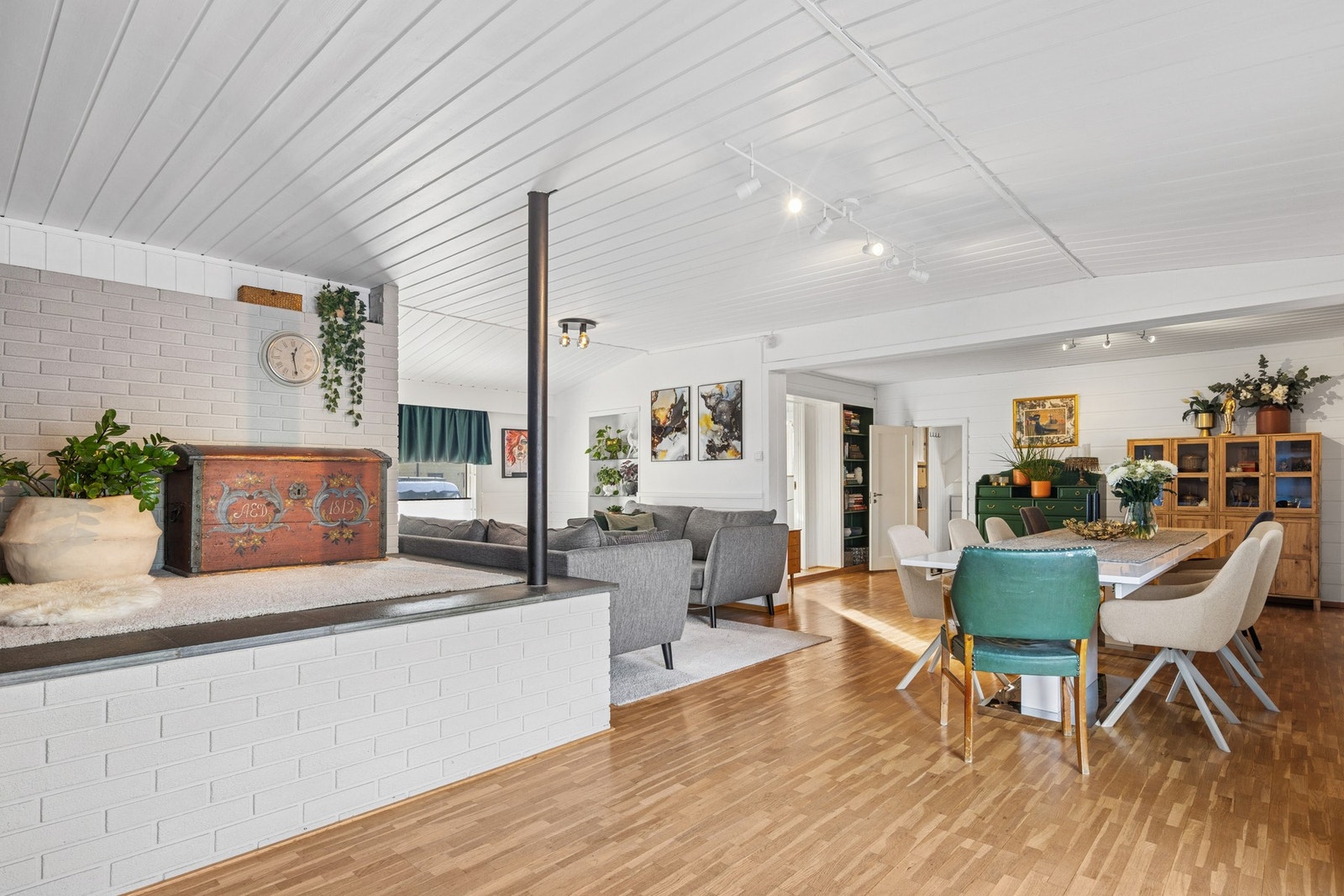 Lys og romslig stue med flere møbleringsmuligheter. Galleribilde