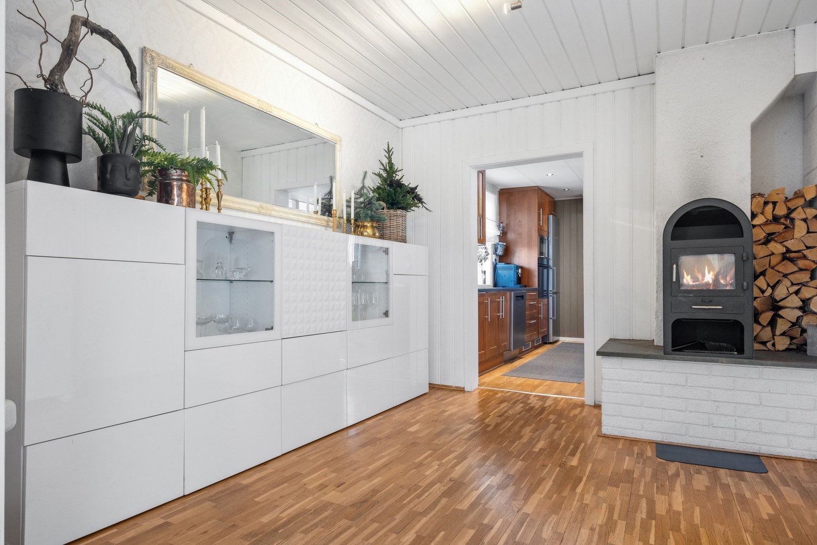 Boligen varmes opp via varmepumpe og vedfyring. Galleribilde