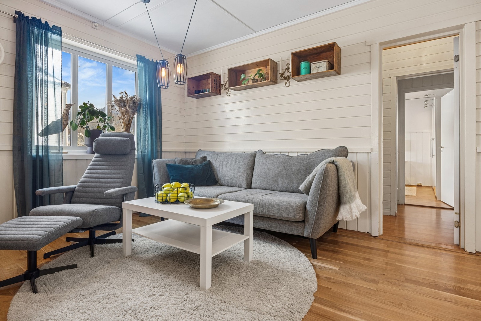 Ved kjøkkenet er det plass til en koselig sittegruppe. Galleribilde