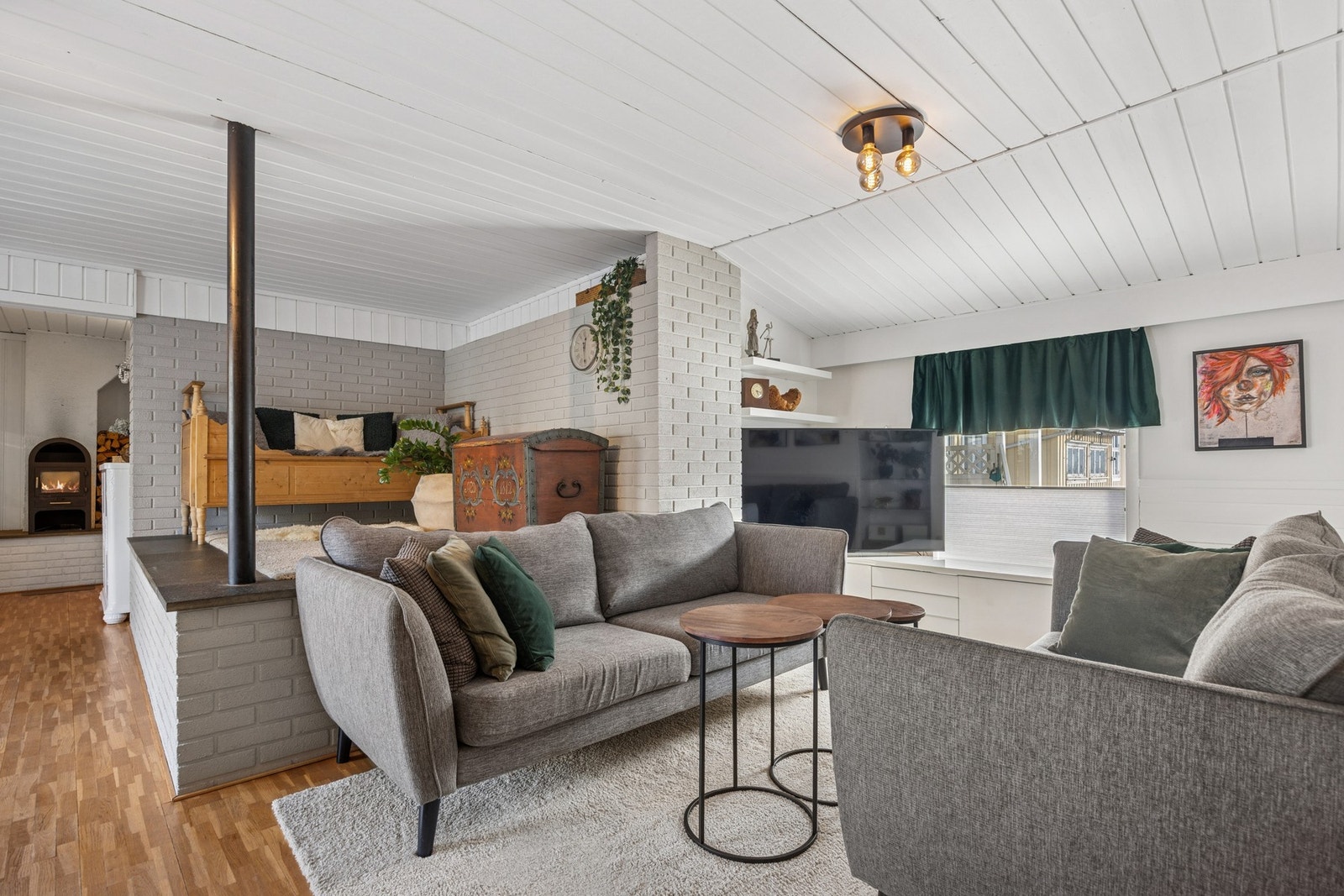 Boligen var et tidligere bakeri og har beholdt historie og sjarm ved å ta vare på den gamle bakeovnen som er høynet opp i hjørnet. Galleribilde