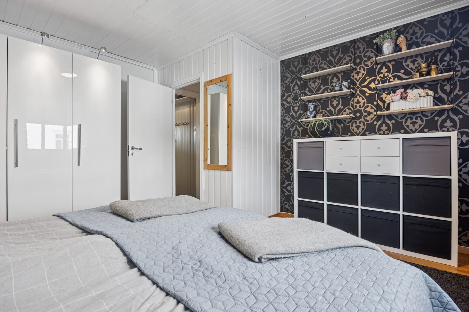 Det største soverommet har tilgang til et eget bad. Galleribilde