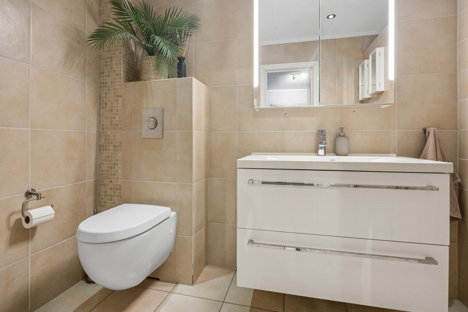 Lekkert flislagt bad renovert i 2012. Galleribilde