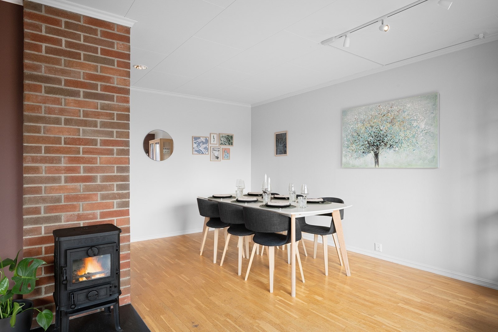 I tilknytning til stuen er det god plass for en egen spisesone. Galleribilde