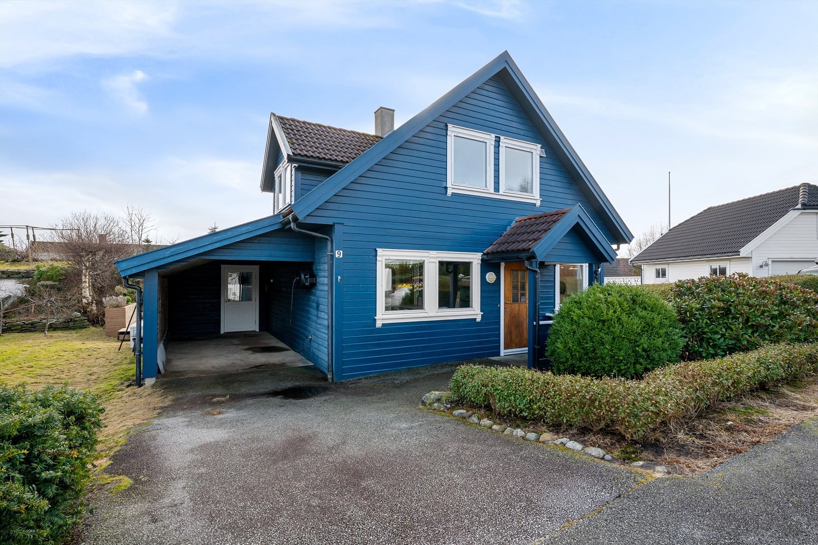 Eiendommen har asfaltert gårdsrom og parkering i carport med tilhørende bod. Galleribilde