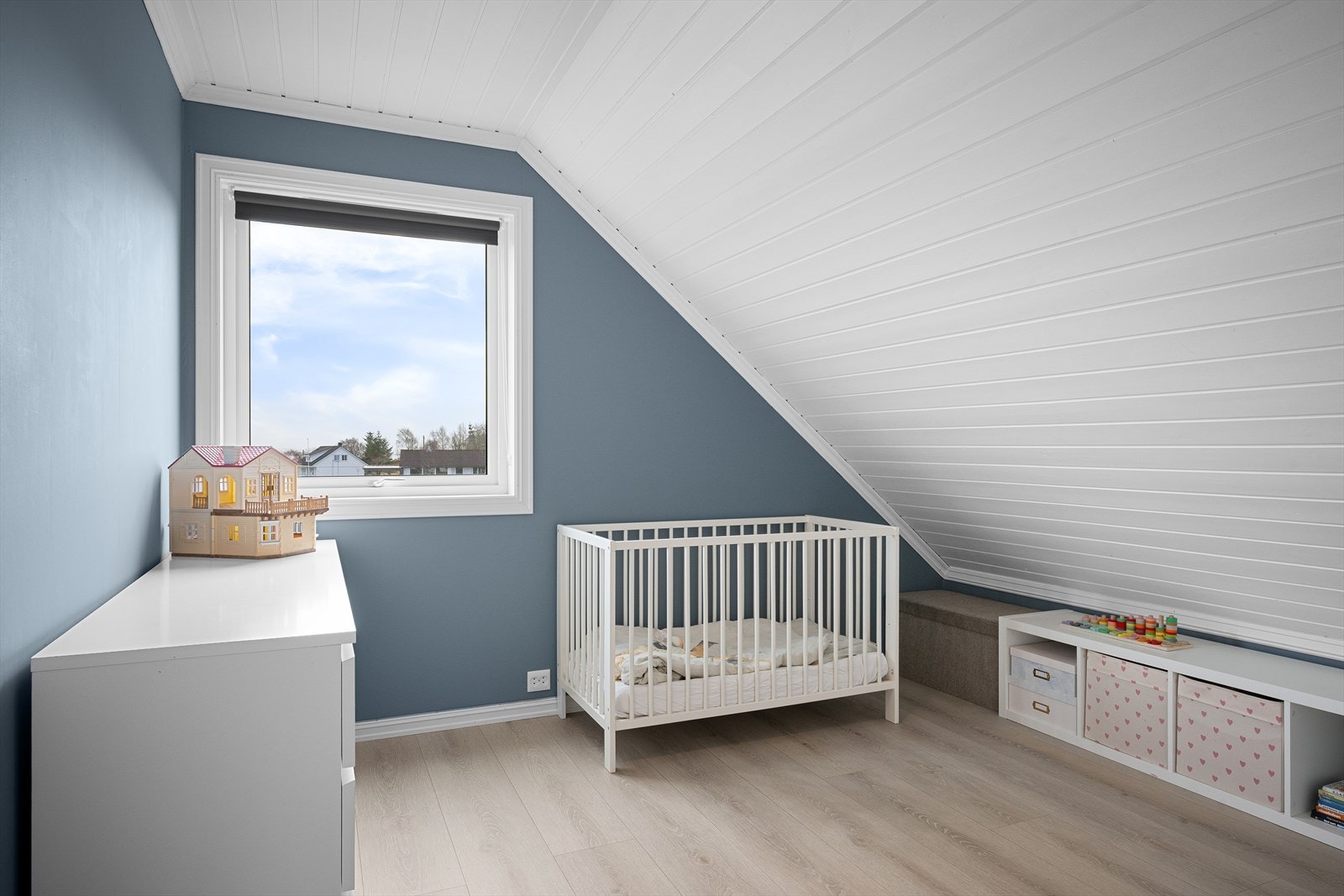 Alle soverommene har laminatgulv fra 2018 og panelte tak. Galleribilde