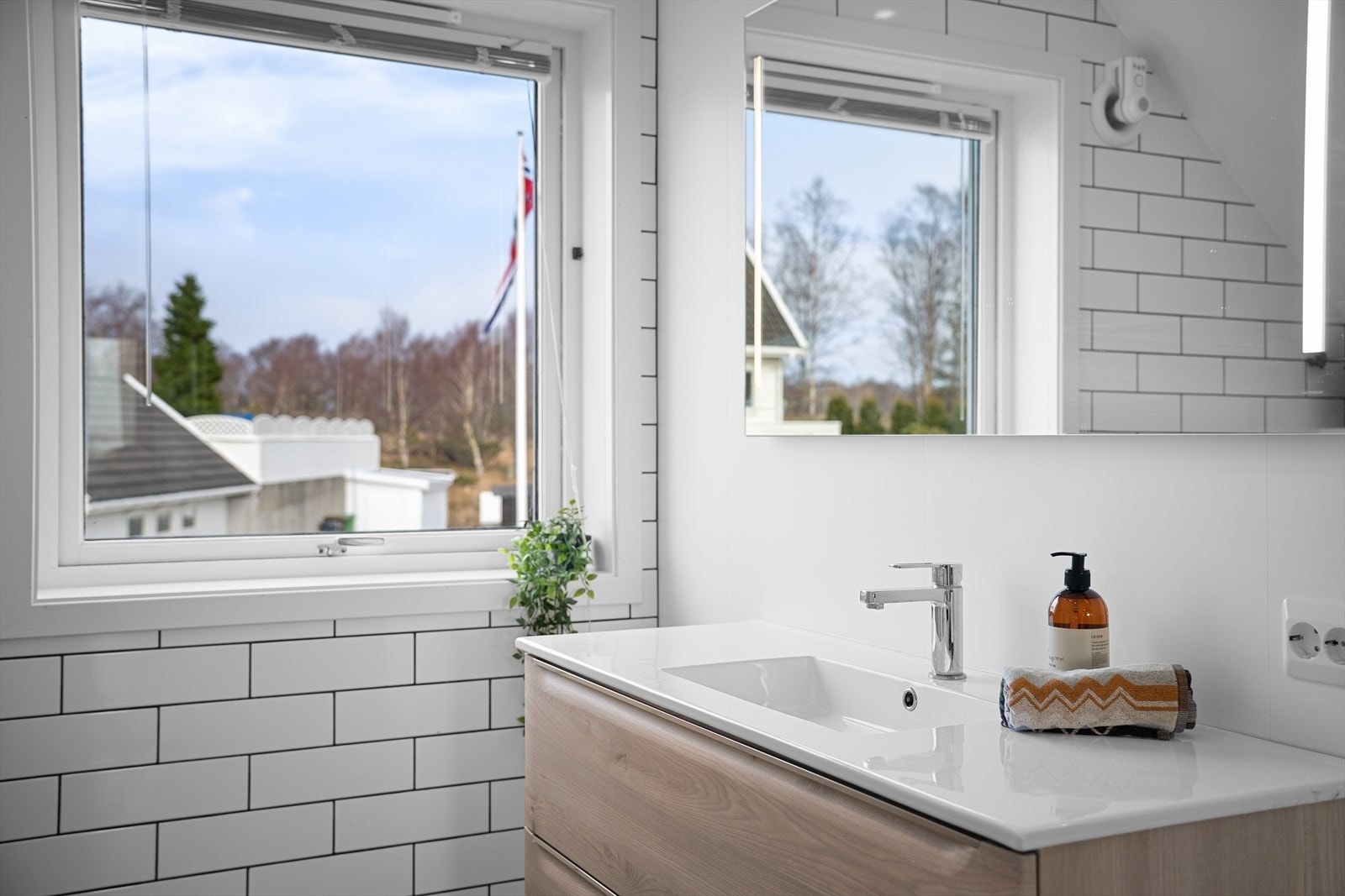 Elegant innredning i eik, vegghengt toalett og varme i gulvet. Galleribilde