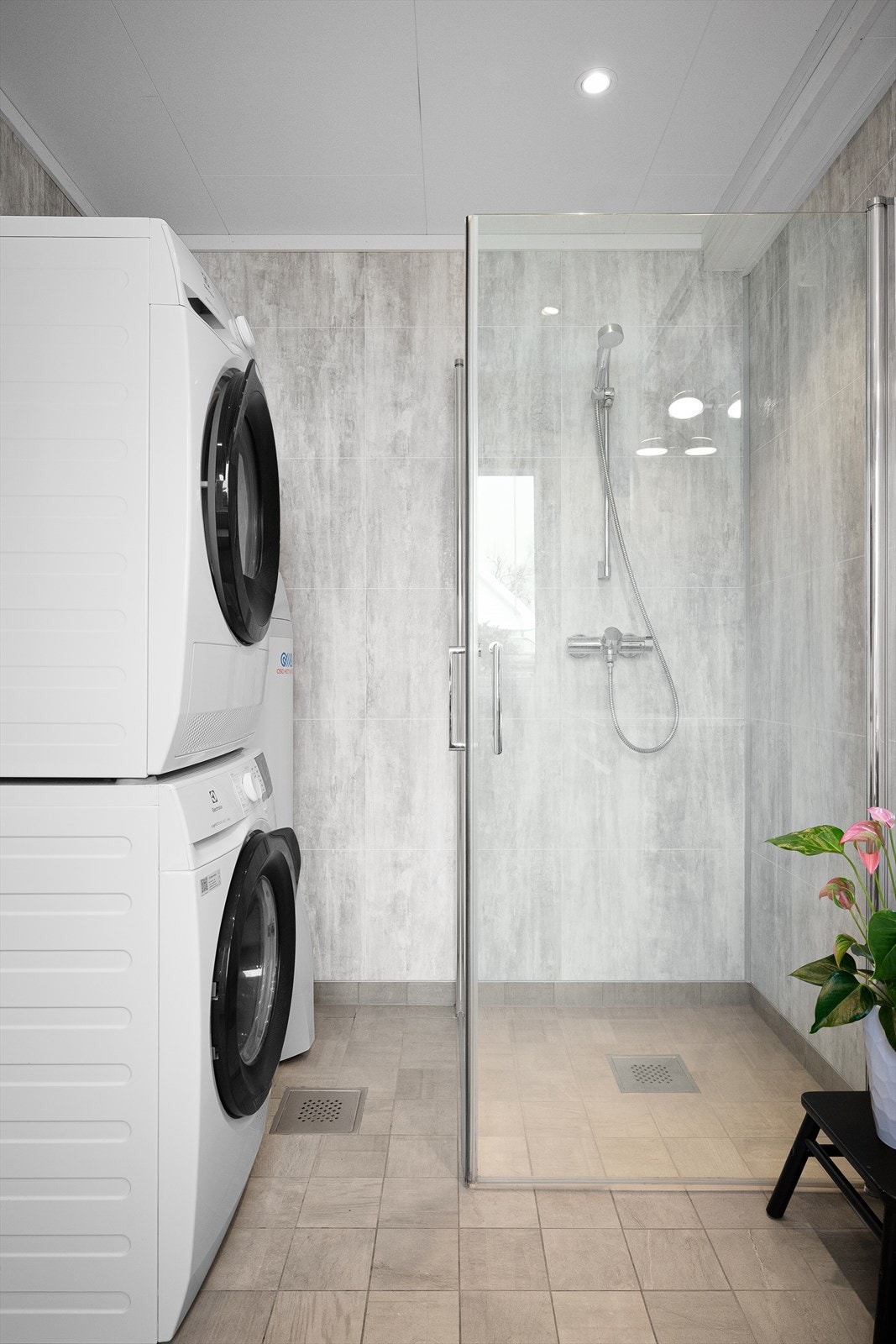 På badet er det dusjhjørne og opplegg for vaskemaskin. Galleribilde