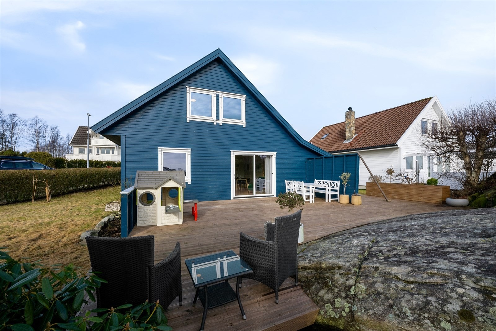 En lettstelt familie-enebolig med en stor og flott uteplass i nydelige omgivelser. Galleribilde