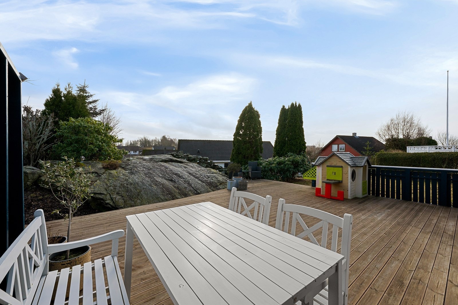 Den romslige terrassen på 63 m² ble bygget i 2021 og har god plass til flere sittegrupper. Galleribilde