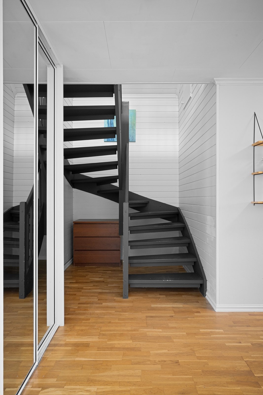 Fra gangen leder trappen deg opp til boligens andre etasje. Galleribilde