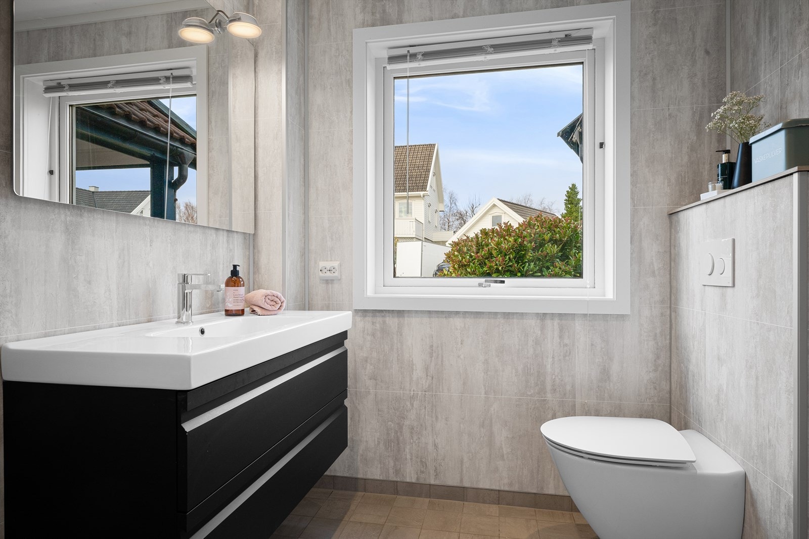 Badet i første etasje ble oppgradert i 2018 og har vegghengt toalett og moderne innredning. Galleribilde