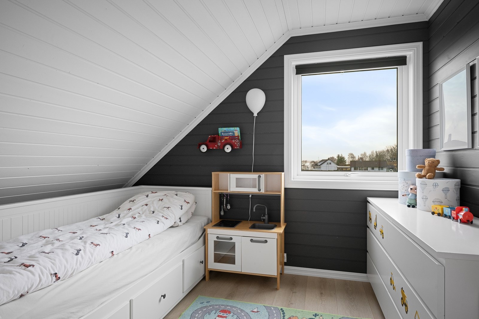 Boligen har tre soverom, alle plassert i andre etasje. Et av soverommene er innredet uten at det er byggemeldt/omsøkt hos kommunen. Galleribilde