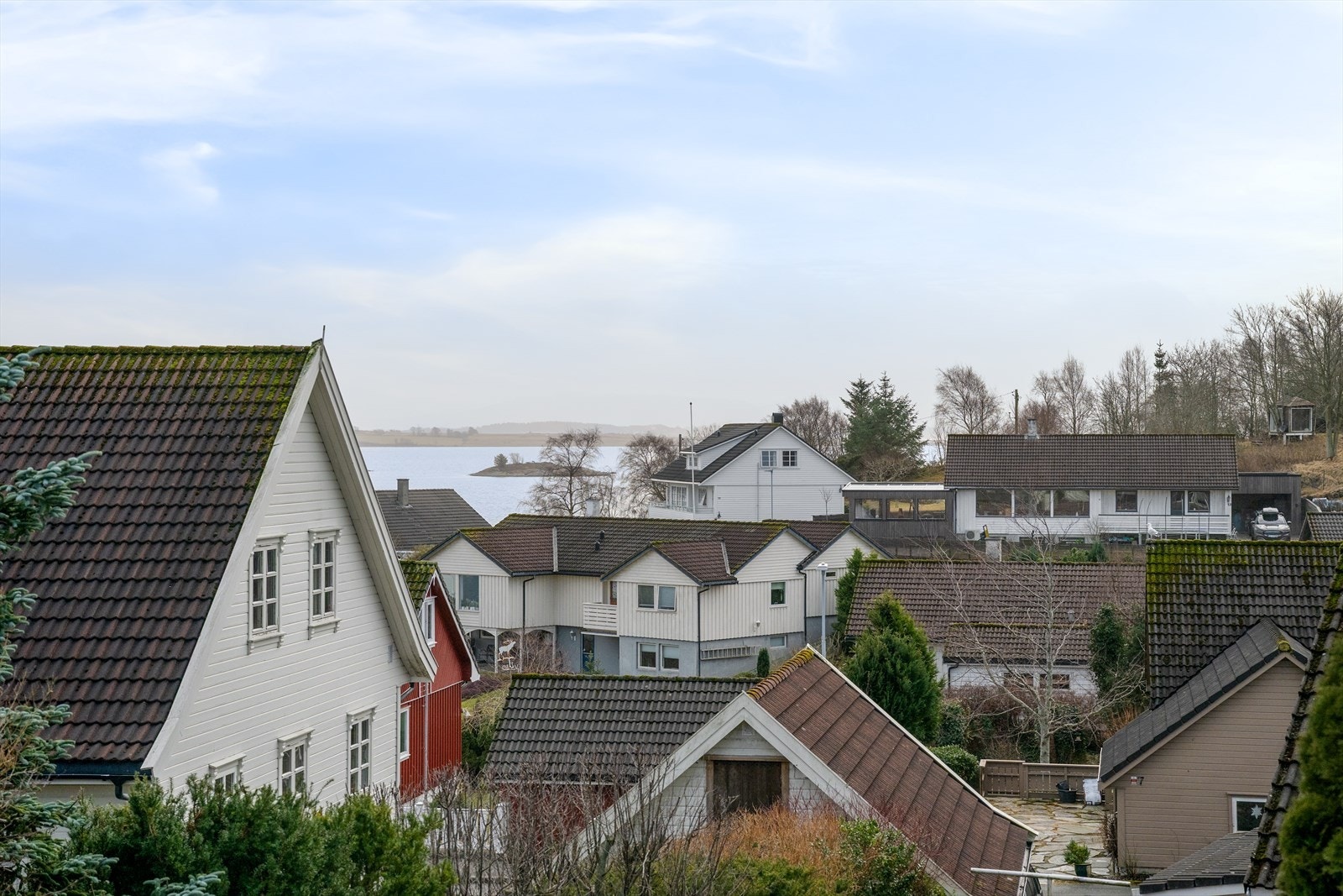 Boligen ligger i et attraktivt og etablert boligområde på Mosterøy. Galleribilde