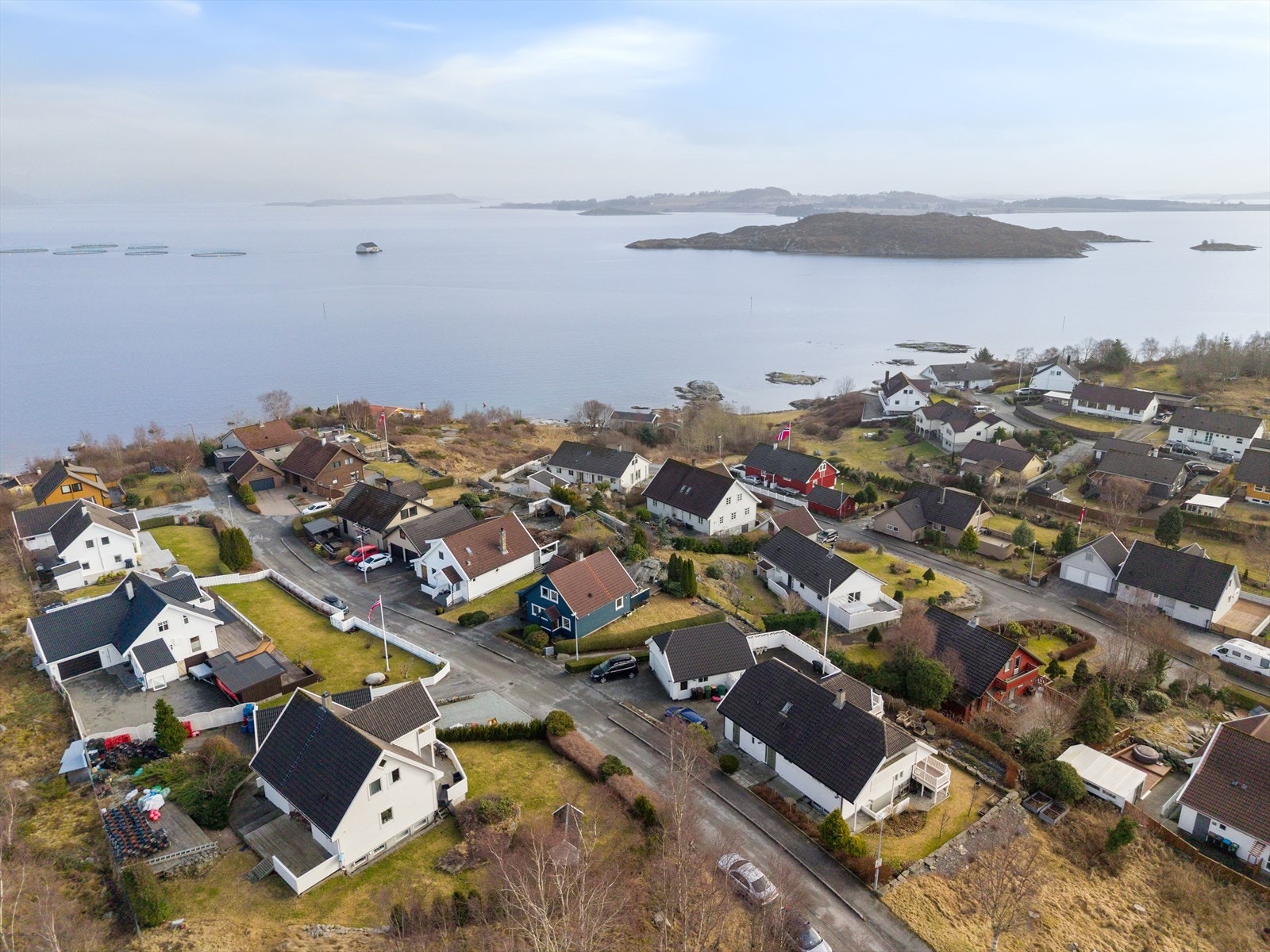 Eiendommen ligger i et område med hovedsakelig villabebyggelse. Galleribilde