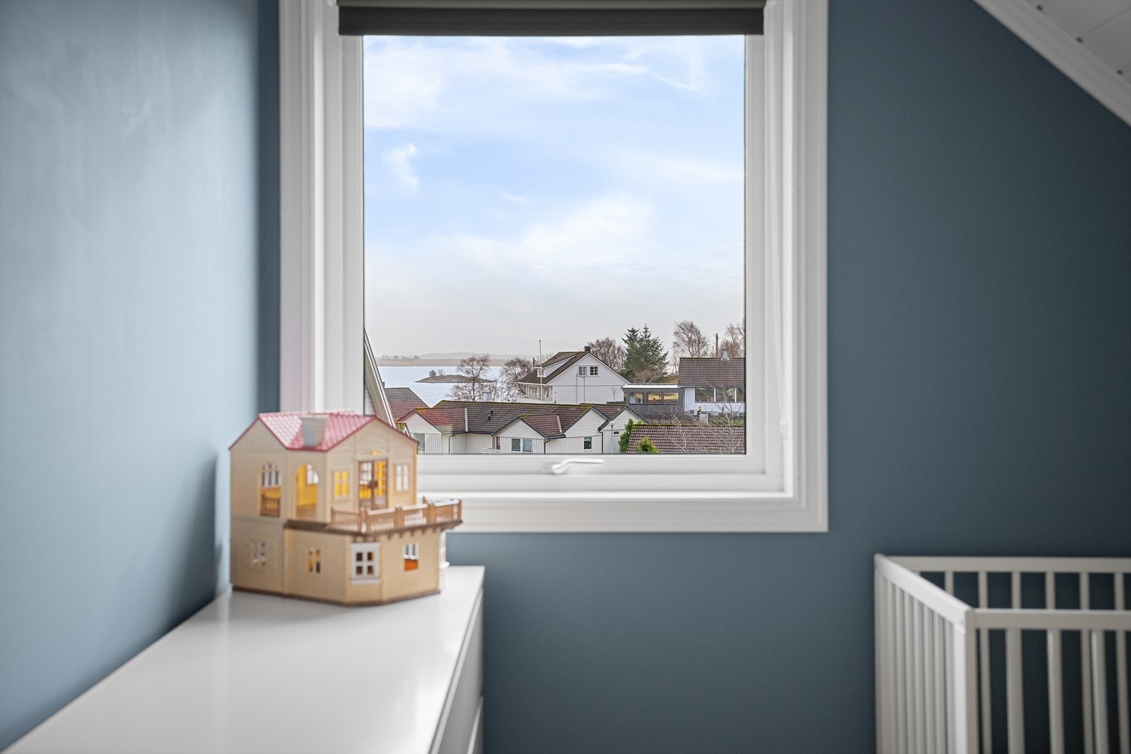 Fra andre etasje har man utsikt mot sjøen. Galleribilde