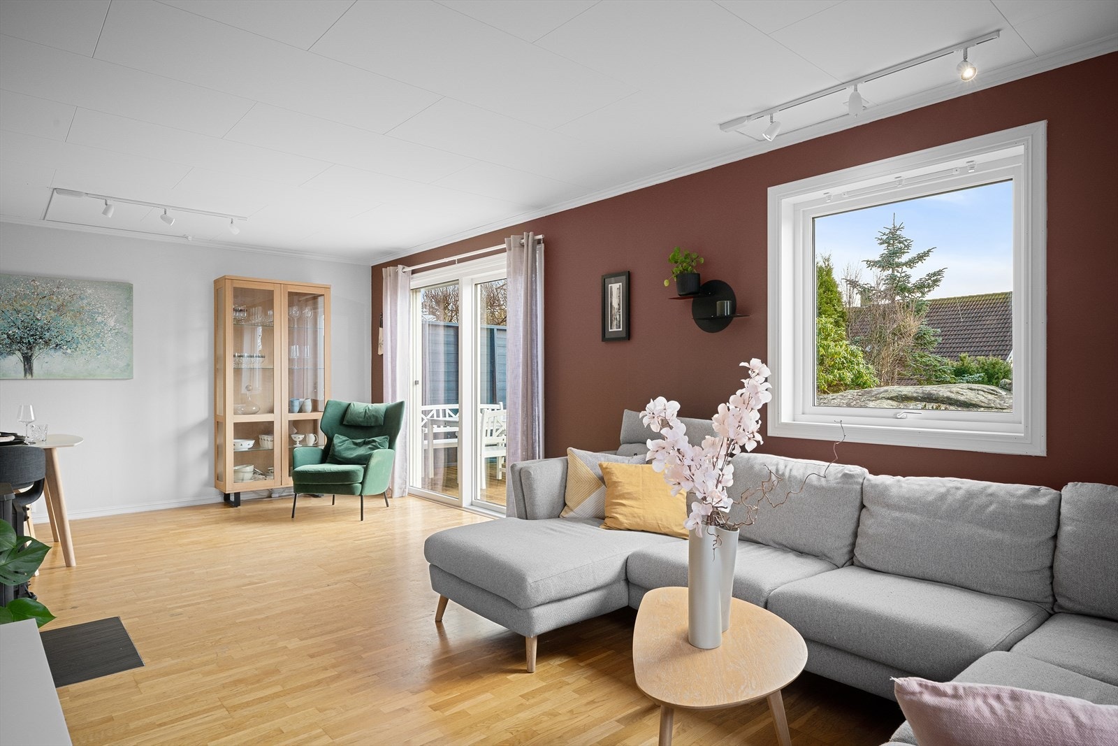 Stuen er et lyst og åpent rom med god plass til en romslig sofagruppe. Galleribilde