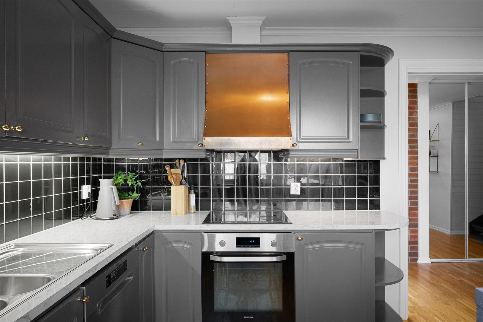 Kjøkkenet er utstyrt med integrert stekeovn og induksjonstopp. Galleribilde