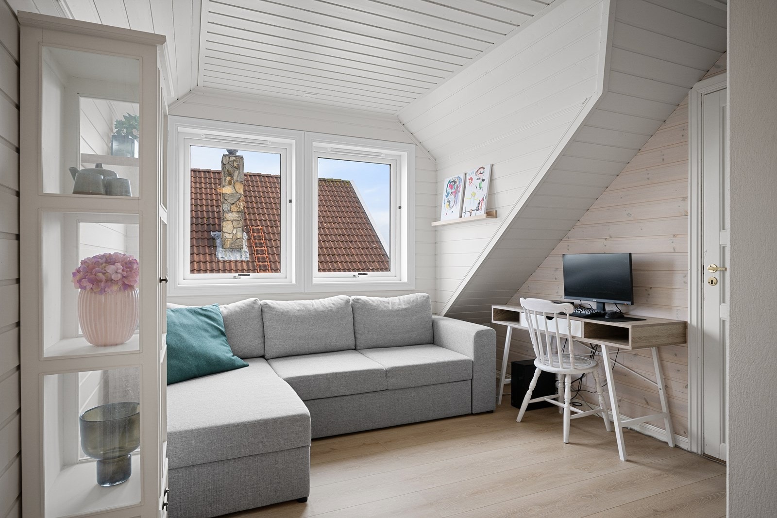 Loftstuen fungerer som en fin, ekstra sone for familien. Gulvet er laminat fra 2018. Galleribilde