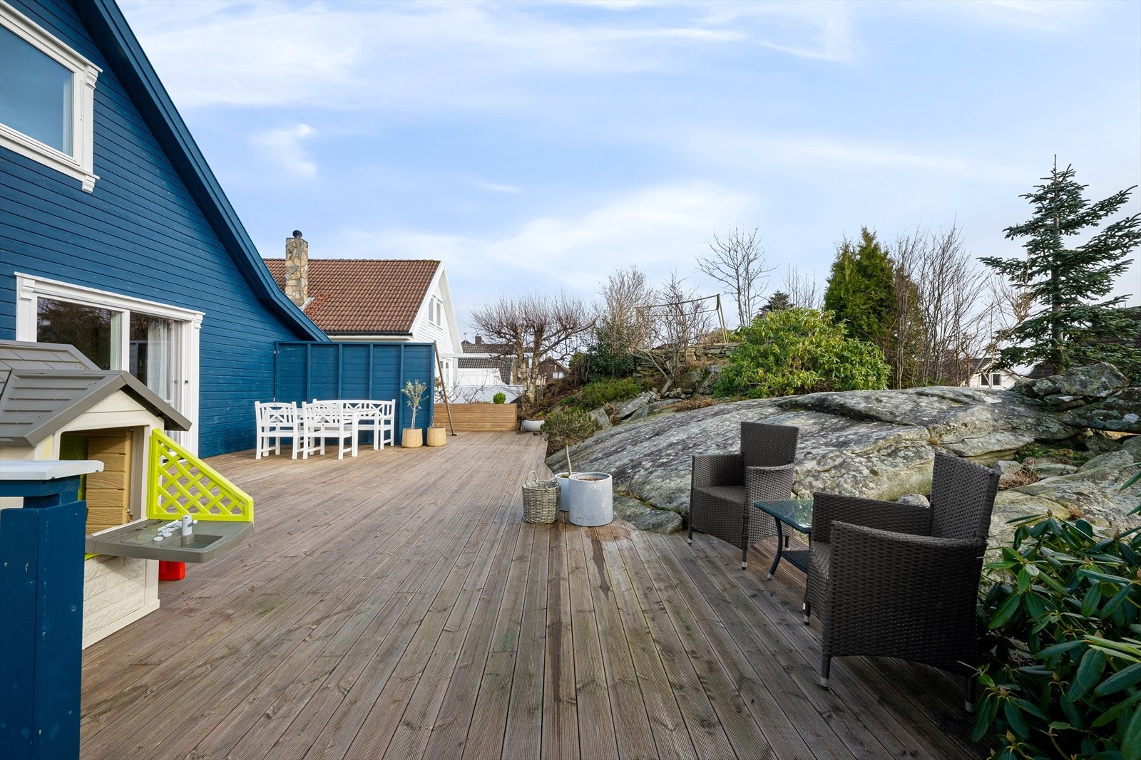 Uteplassen er delvis skjermet med levegg og integrert i det naturlige terrenget. Galleribilde