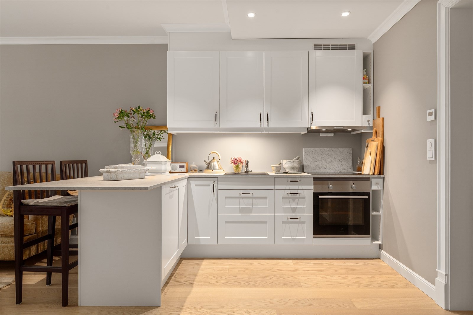 Leiligheten har flotte farge- og materialvalg Galleribilde