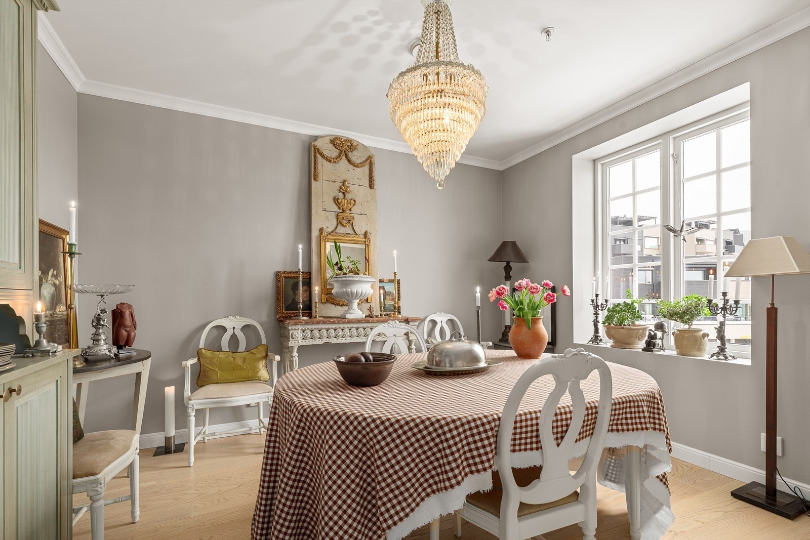 Rommet er romslig med gode møbleringsmuligheter - kan også benyttes som et soverom nr. 2 Galleribilde