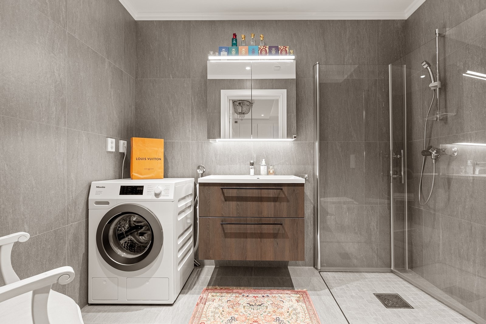 Stort og delikat bad med flislagte overflater og varme i gulv Galleribilde