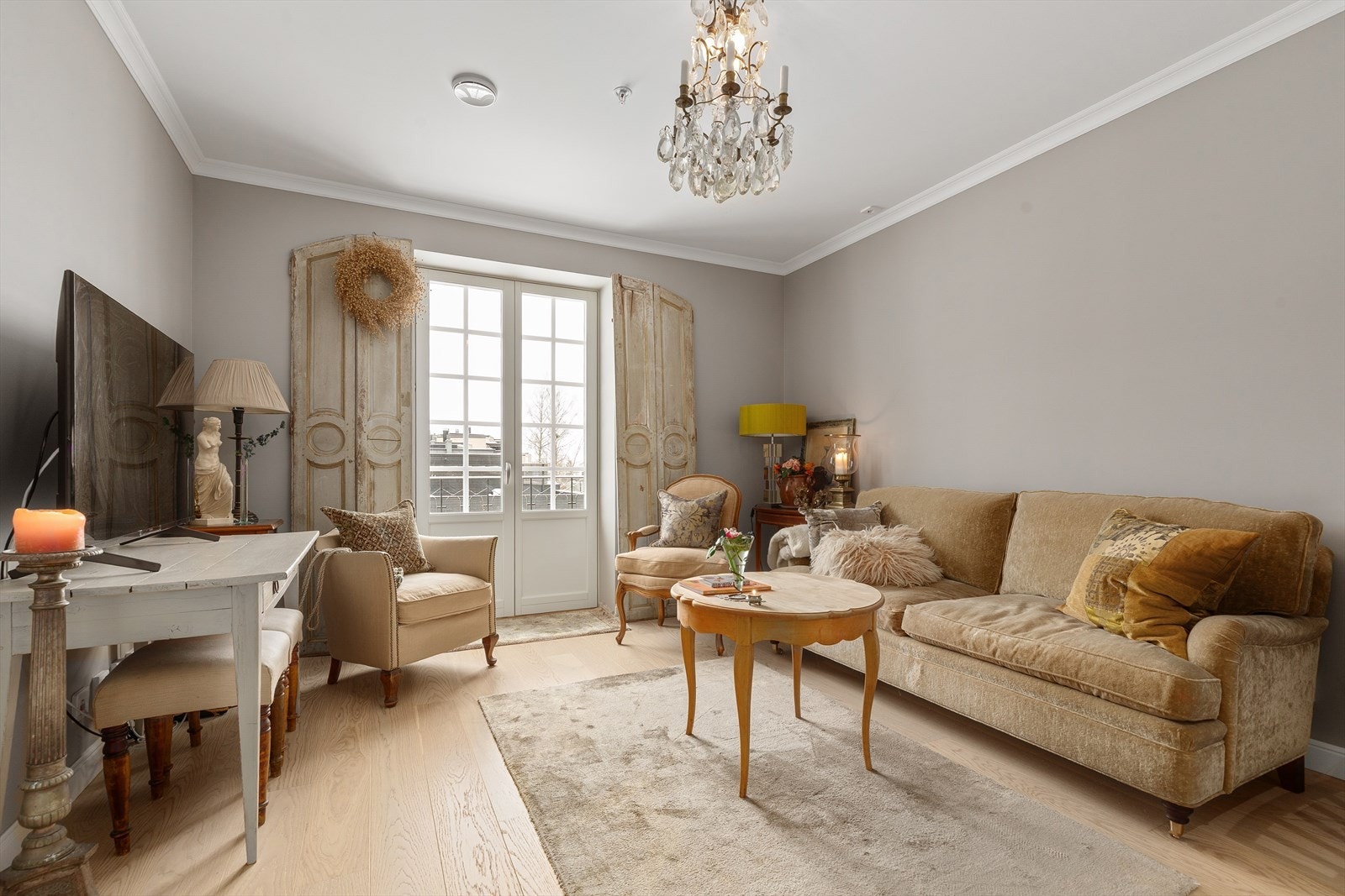 Dette er en delikat og klassisk 3-roms eierleilighet i et herskapelig bygg fra 1923 som er renovert i 2022 Galleribilde