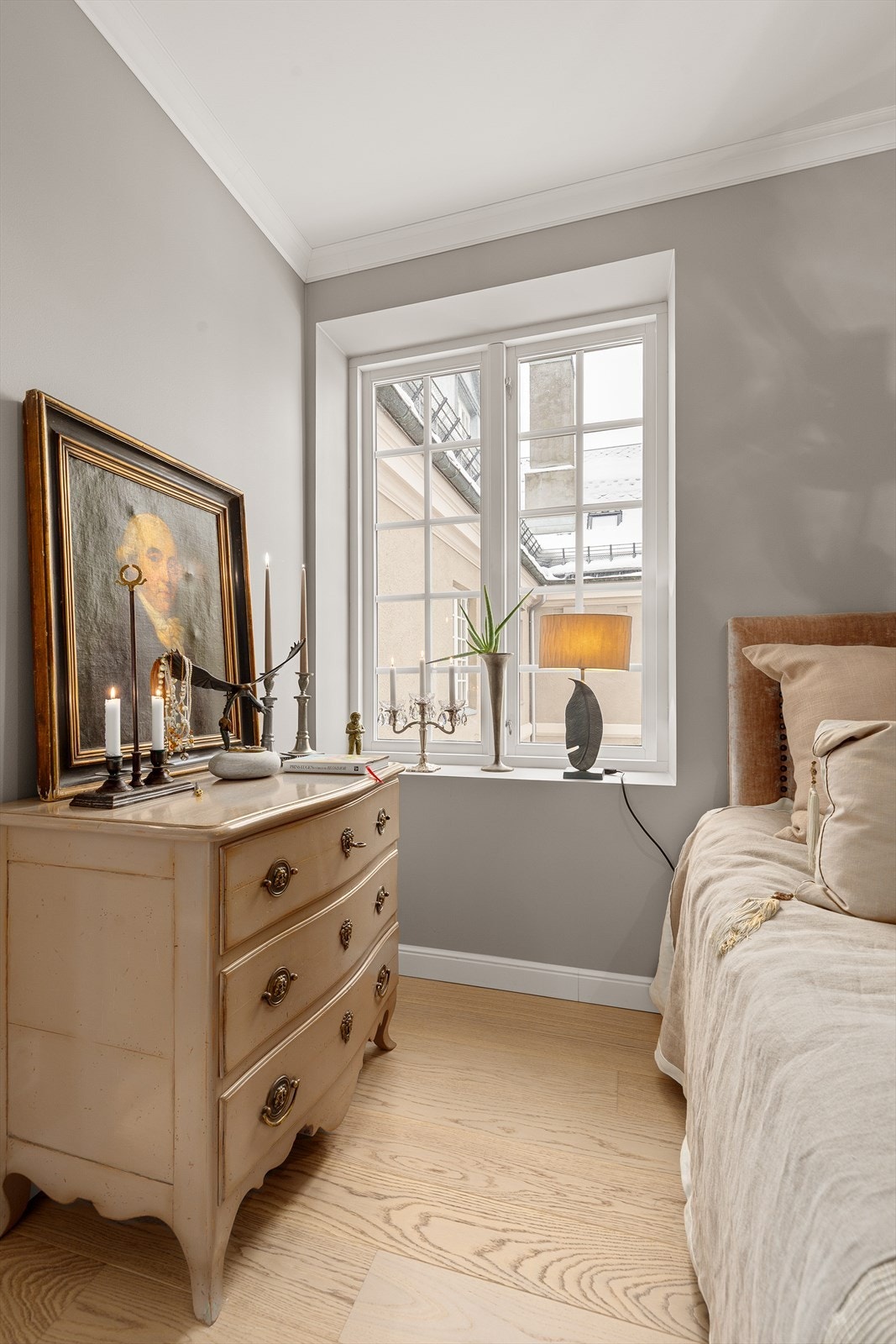 Det er plass for kommode eller skap til oppbevaring Galleribilde