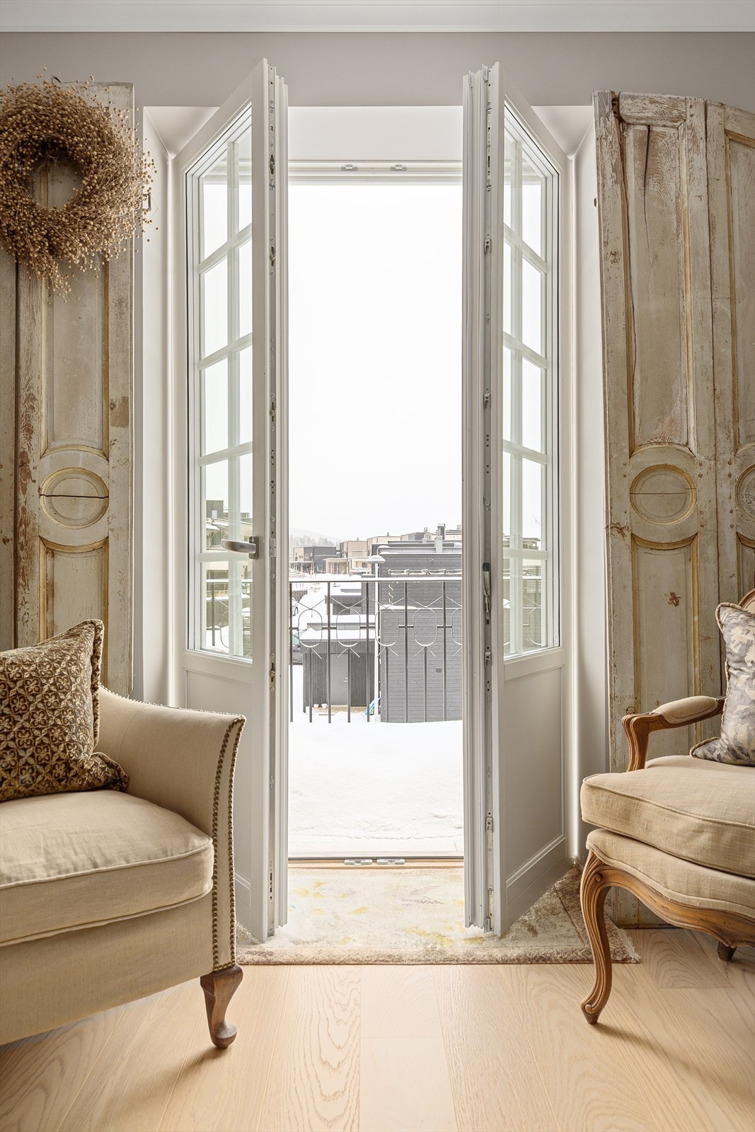 Adkomst til balkong via tofløyede dører Galleribilde