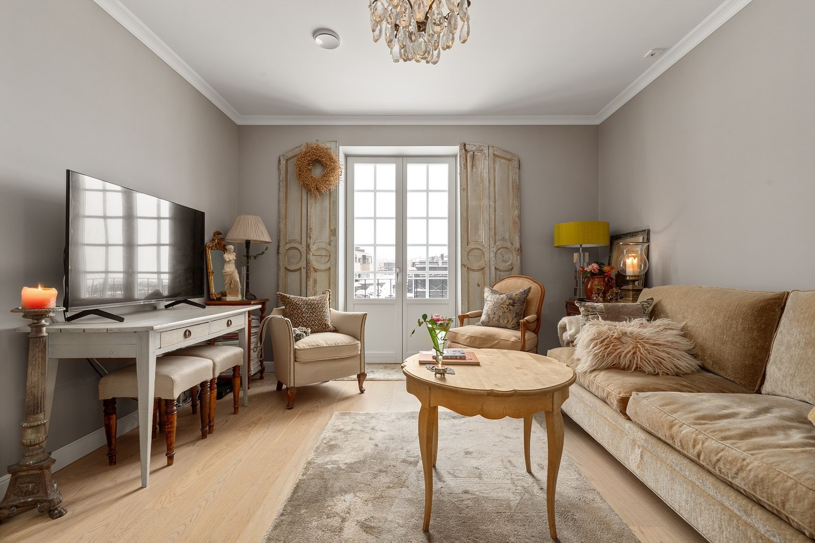 Leiligheten har flotte materialvalg og klassiske detaljer Galleribilde