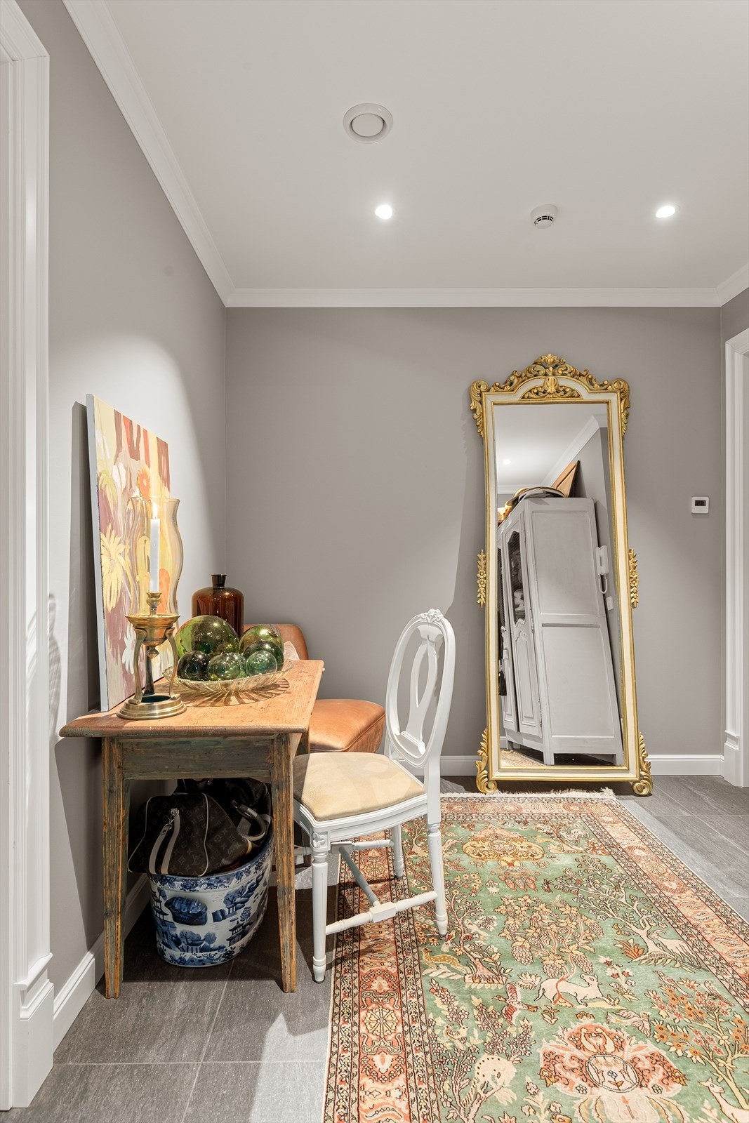 Lys og romslig entré med flislagt gulv og gulvvarme Galleribilde