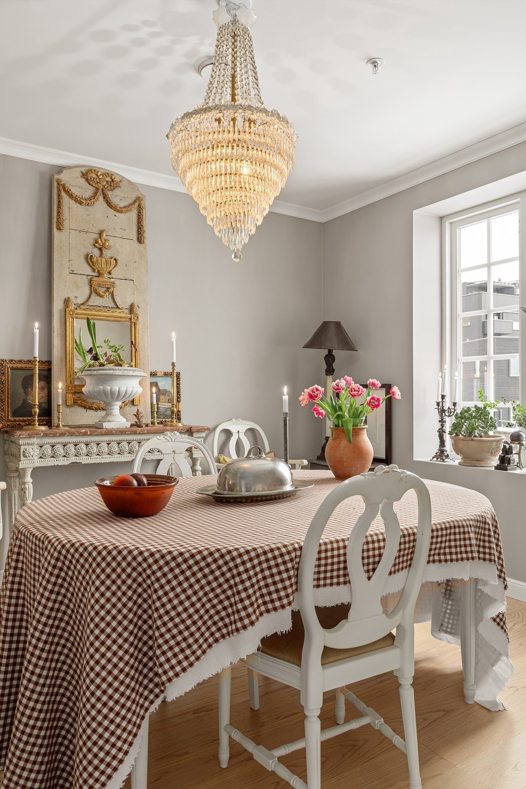 God plass til spisebord med tilhørende møblement Galleribilde