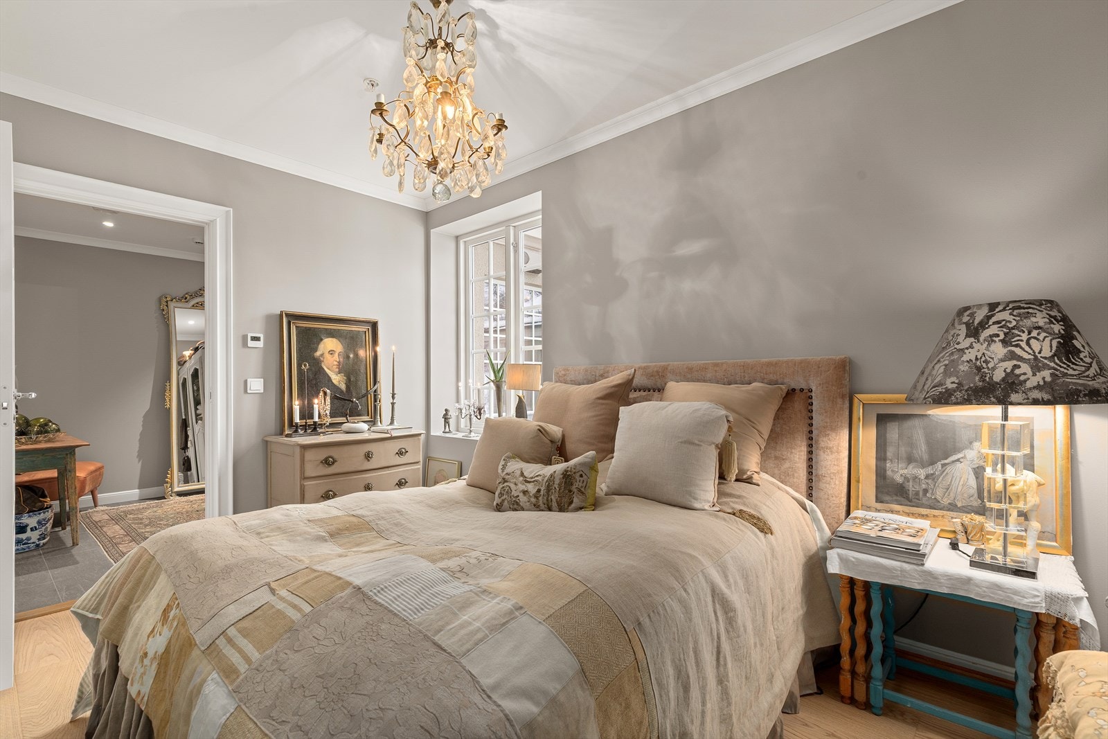 Romslig hovedsoverom med god plass for dobbeltseng og tilhørende nattbord Galleribilde