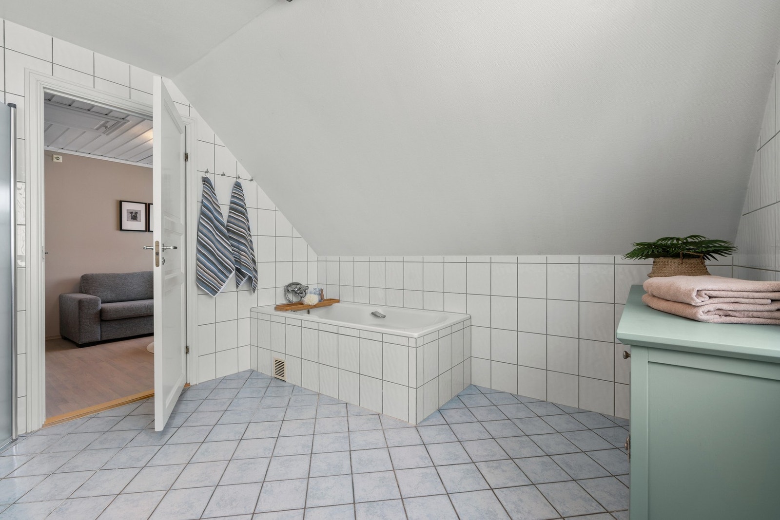 Badet har både badekar og dusjhjørne Galleribilde