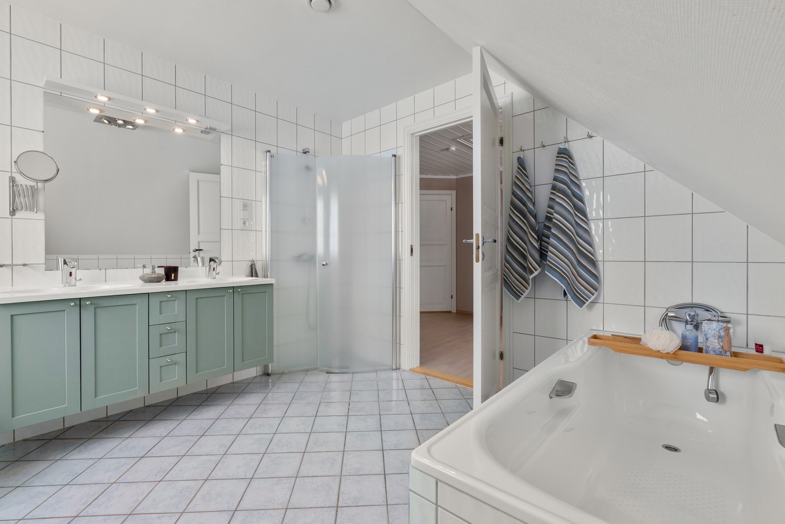 Denne etasjen har et meget romslig baderom Galleribilde