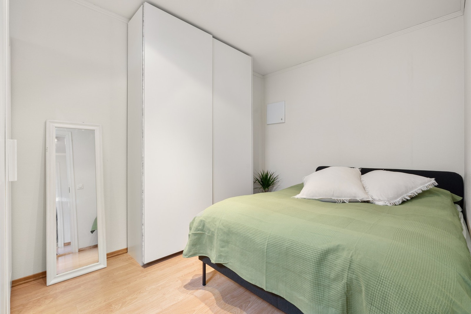 Rom benyttet som soverom med medfølgende skyvedørsgarderobe. (Rommet er byggemeldt som bod og er ikke godkjent for varig opphold) Galleribilde