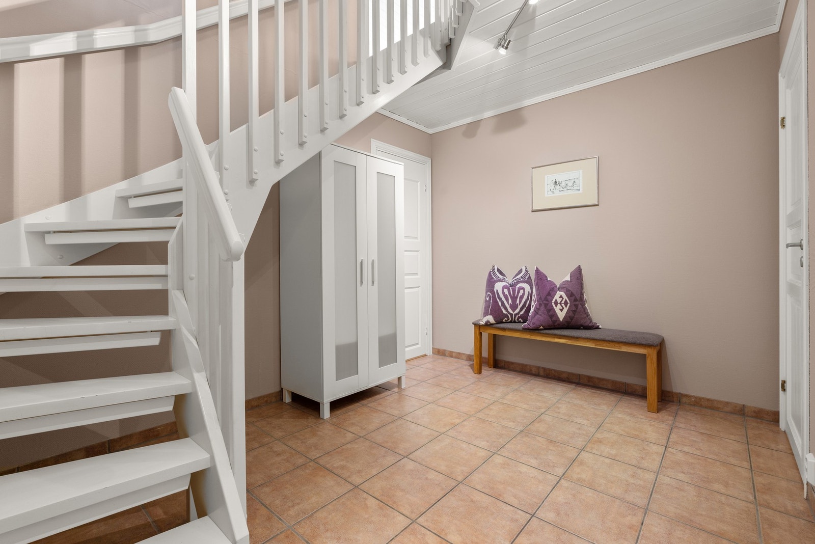 Videre beveger vi oss ned i boligens kjelleretasje. Romslig gang med varmekabler i gulv og garderobeskap Galleribilde