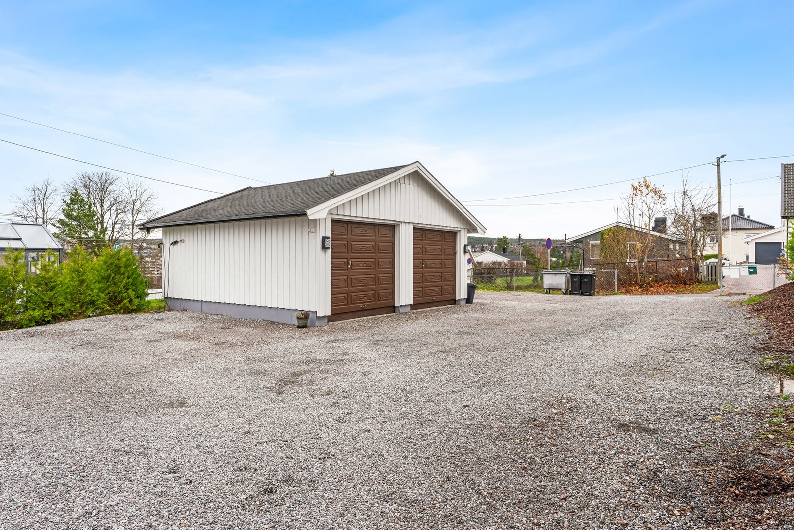 Det medfølger en garasjeplass i dobbelgarasje og p-plass til boligen Galleribilde