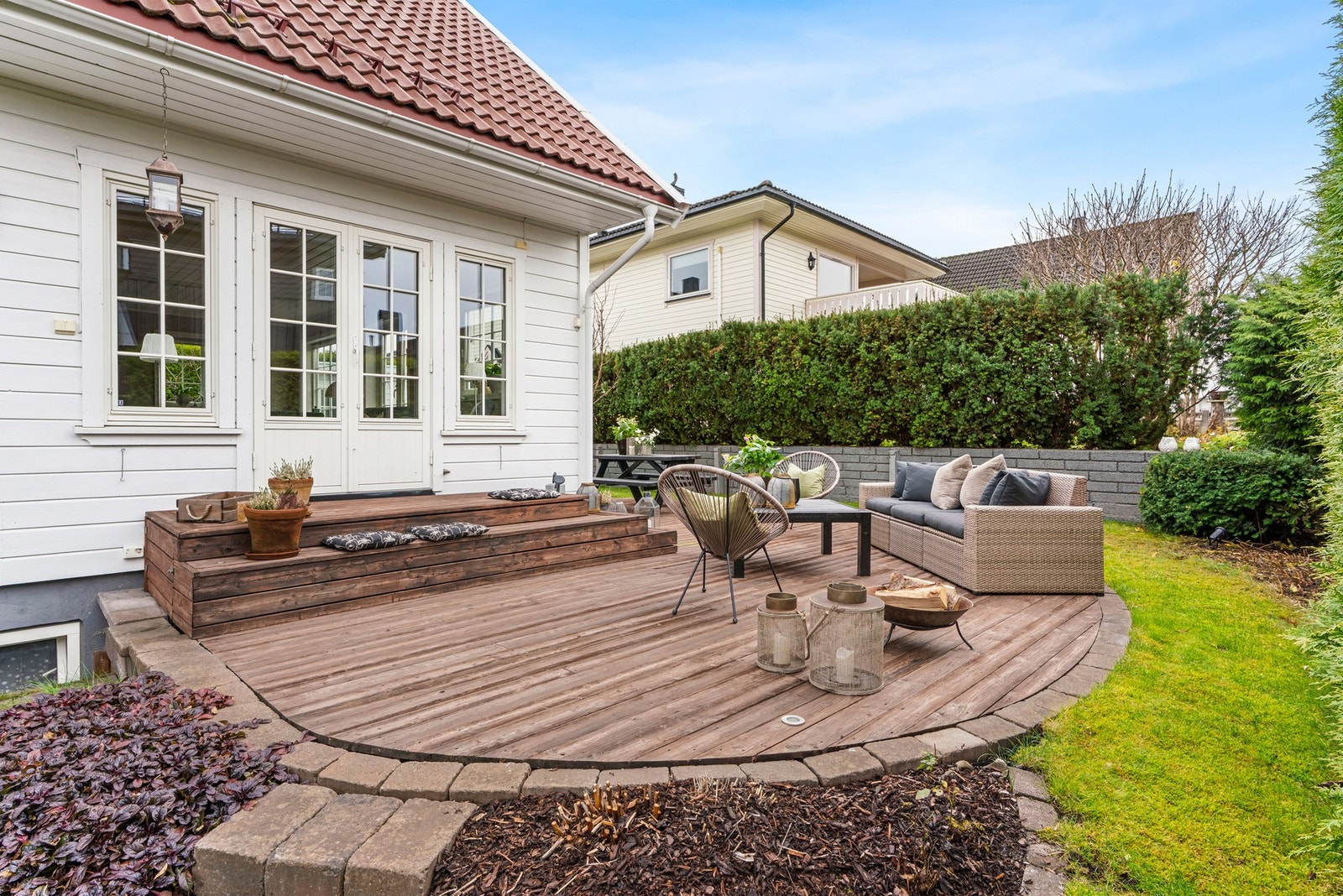 Fra stuen har man to utganger til terrassen og hagen Galleribilde