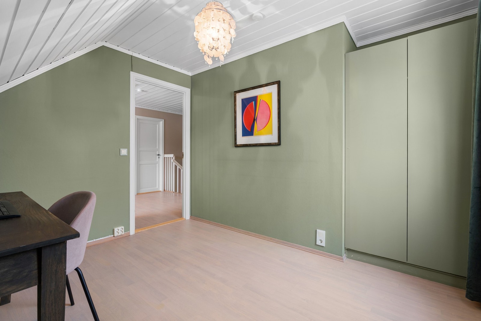 Alle tre soverommene har plass for dobbeltseng og hjemmekontor om ønskelig Galleribilde