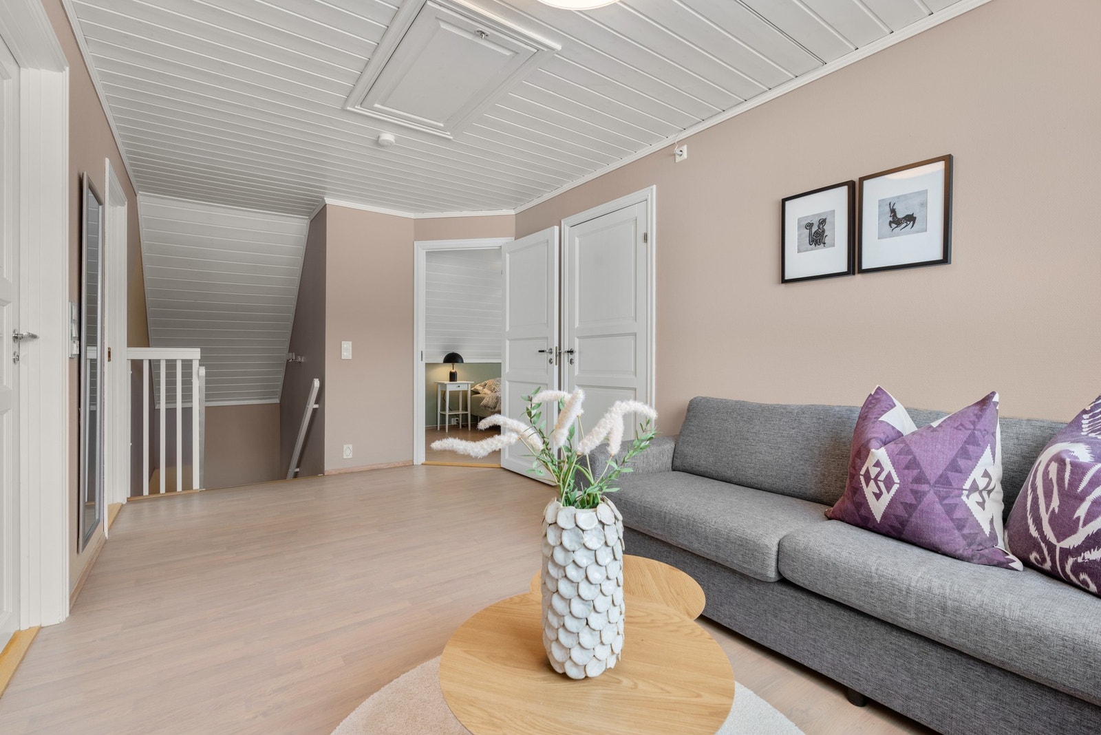 I andre etasje har boligen en koselig loftstue/allrom som også har god plass til sofa og TV-løsning Galleribilde